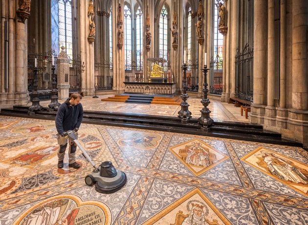 Ein besonderer Frühjahrsputz: Bodenreinigung im Kölner Dom
