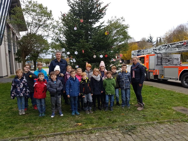 FW-BOT: Schülerinnen und Schüler schmücken Weihnachtsbaum der Feuerwehr