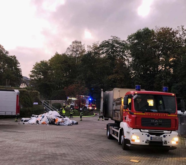 FW-EN: Müllpressencontainer brennt auf dem Gelände eines Industriebetriebes