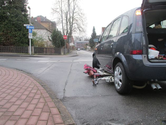 POL-HOL: Holzminden: Einmündung Bgm-Schrader-Straße / Bismarckstraße: Fahrradfahrerin bei Zusammenstoß mit PKW schwer verletzt - Stationäre Aufnahme im Krankenhaus erforderlich -