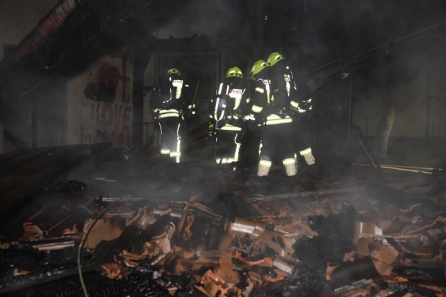 KFV-CW: Brand mehrerer Müllcontainer griffen auf Holzkonstruktion an der Zellerschule in Nagold über.
