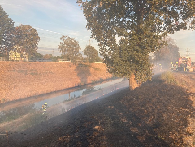 FW-OB: Landwirt unterstützt Löschmaßnahmen der Feuerwehr Oberhausen bei einem Flächenbrand
