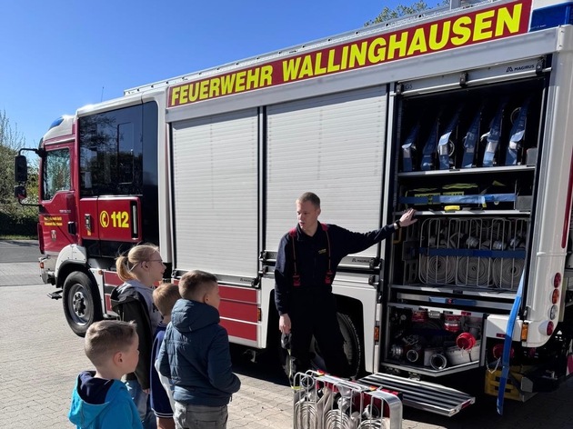 FW-AUR: Neugieriger Besuch bei der Feuerwehr