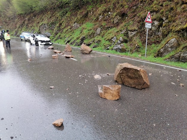 POL-FR: Landkreis Lörrach / Gemarkung Zell: Felssturz verursacht Unfall - eine Leichtverletzte - Totalschaden