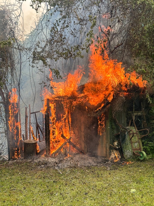 FW-BO: Brennende Gartenlaube an der Harpener Straße