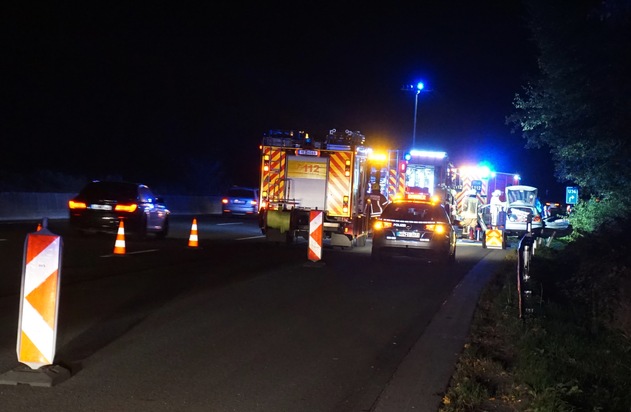 FW Ratingen: Verkehrsunfall mit eingeklemmter Person - Feuerwehr Ratingen im Einsatz