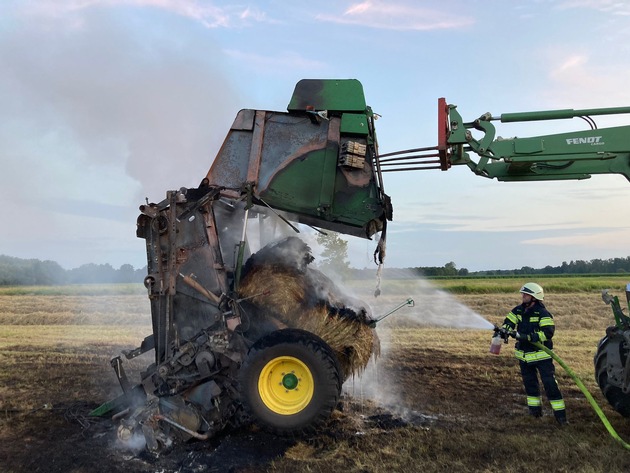 POL-STD: Rundballenpresse bei landwirtschaftlichen Arbeiten in Kutenholz in Brand geraten