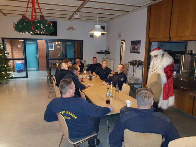 FW-HL: Besonderer Gast bei der Berufsfeuerwehr / Der Weihnachtsmann besuchte Heiligabend auch die Berufsfeuerwehr Lübeck