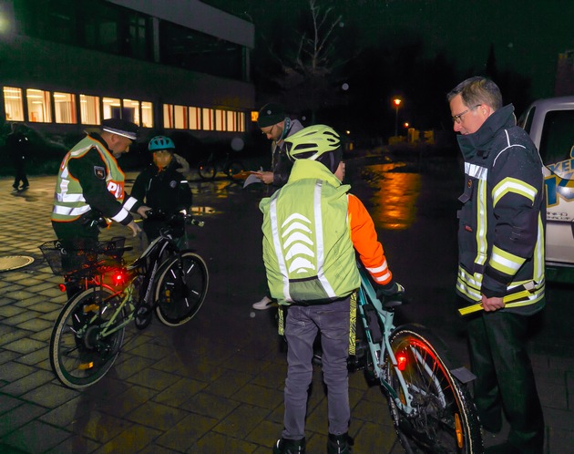 POL-STD: Polizeikontrollen vor sechs Schulen: Jedes vierte Fahrrad hat Mängel - Landkreis organisiert Sofort-Reparatur - gemeinsame Pressemeldung von Landkreis und Polizei
