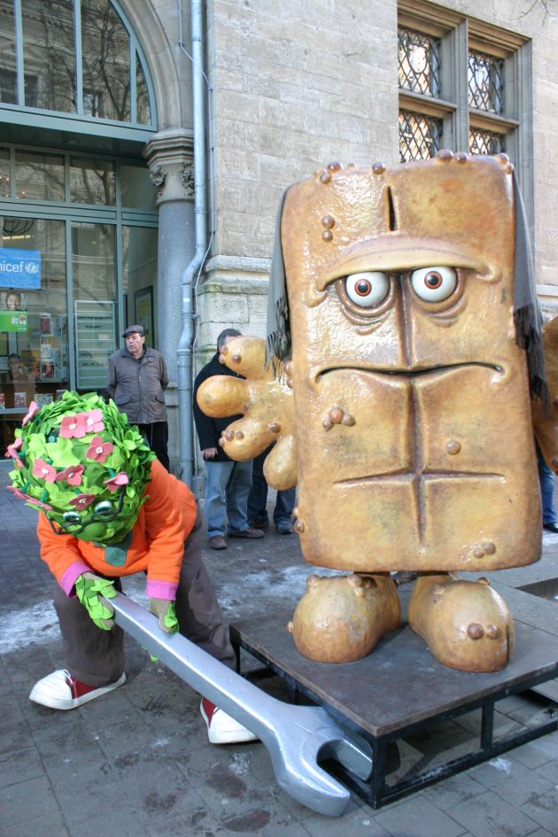 Bernd das Brot steht wieder vor dem Erfurter Rathaus