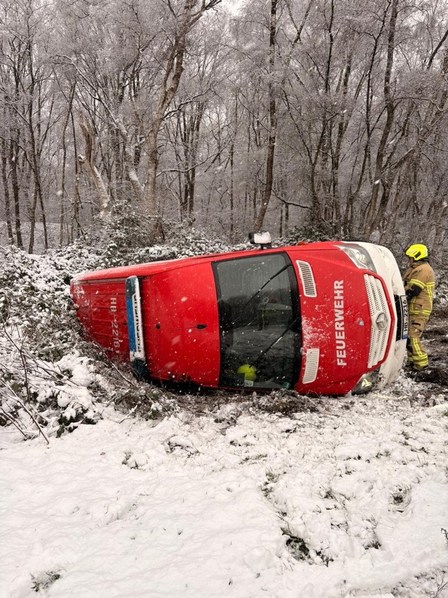 FW-HB: Gl&auml;tteunfall - Feuerwehrfahrzeug kommt von der Fahrbahn ab