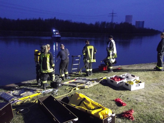 FW-DO: 02.04.2016 - Überörtliche Hilfe für Feuerwehr Datteln
Spezialeinheiten Bergung und Wasserrettung helfen bei PKW-Bergung