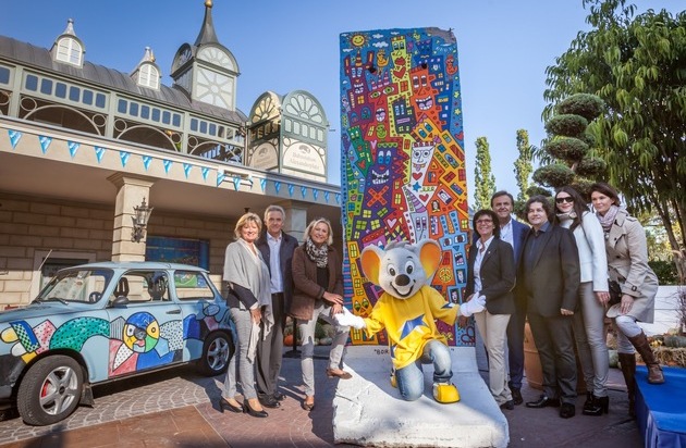 Europa-Park: 25 Jahre Deutsche Einheit: Europa-Park enthüllt Rizzi-Werk der Berliner Mauer