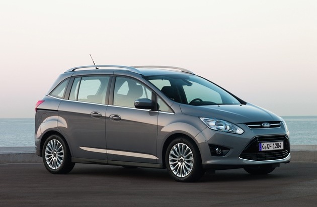 Ford-Werke GmbH: Kompakt-Van Ford C-MAX: Gesamtsieger des DEKRA-Gebrauchtwagenreports 2013 und "Fahrzeug des Jahres" (BILD)