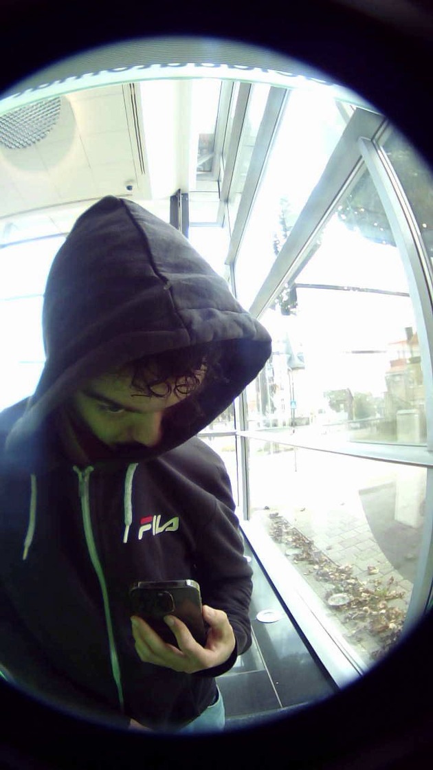 POL-KB: Korbach - Mit ergaunerter EC-Karte mehrfach Geld abgehoben, Öffentlichkeitsfahndung: Polizei bittet um Hinweise auf unbekannten Täter