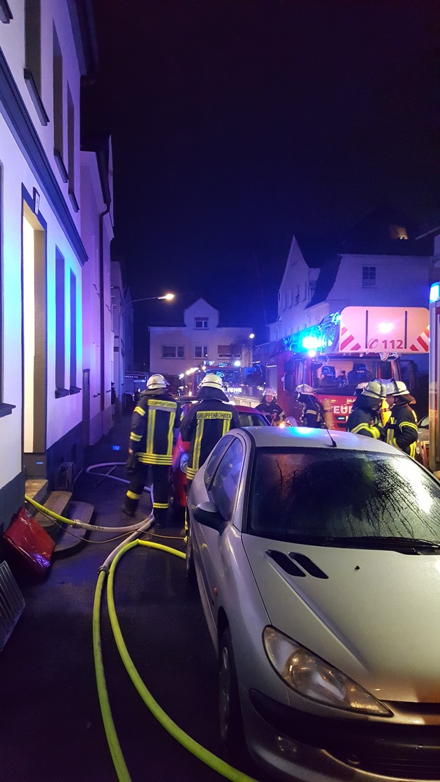 FW-AR: Feuerwehrmann aus der Nachbarschaft hilft bei Brand im Bad