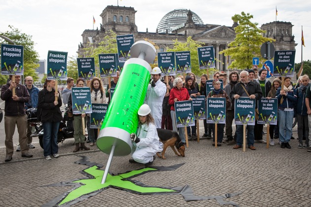 Protest mit &quot;Giftspritze&quot; gegen Fracking / 162.000 Unterschriften für Fracking-Verbot / &quot;Wer fracken will, wird an der Wahlurne abgestraft&quot; (BILD)