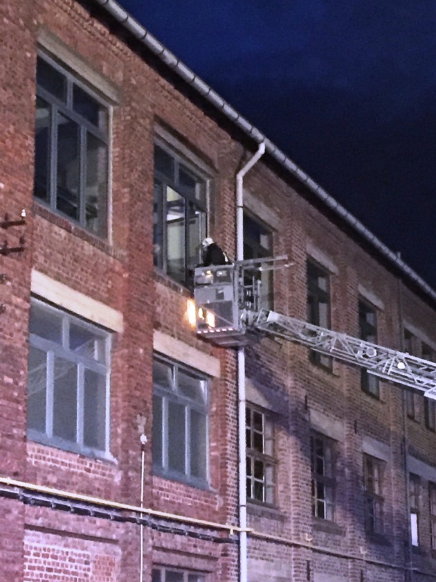 FW-AR: Löschzug Neheim rettet bei Einsatzübung Personen aus verrauchtem Firmengebäude