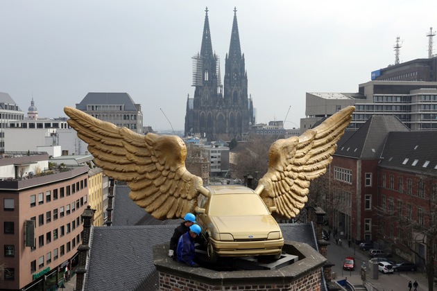 Herausgeputztes Flügelauto verlässt Ford: Der &quot;Goldene Vogel&quot; thront wieder auf dem Kölnischen Stadtmuseum (BILD)