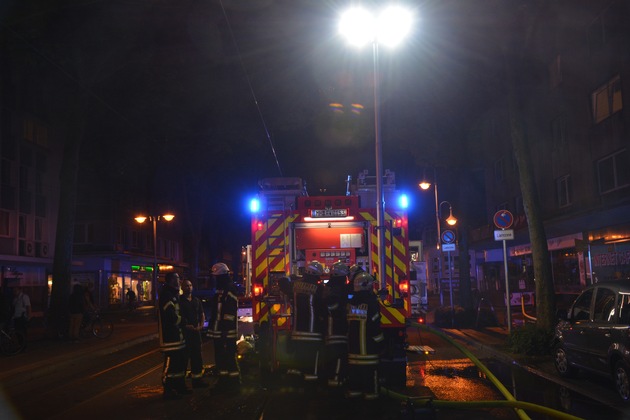 FW-MH: Kellerbrand in der Innenstadt. 29 Personen betroffen.