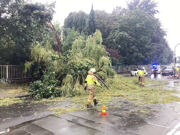 FW-GL: Fahrradfahrer in Bergisch Gladbach bei Gewitter von Baum begraben - durch Schutzengel nur leicht verletzt