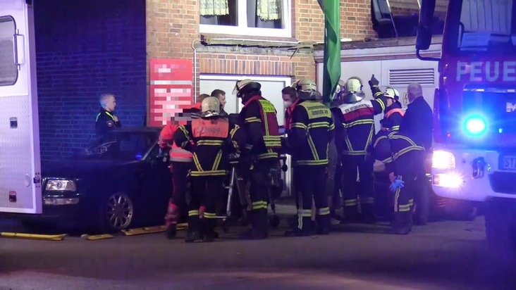 POL-STD: 22-Jähriger beim Balkonabsturz im Alten Land schwer verletzt, Wohnungsbrand in der Stader Innenstadt schnell gelöscht