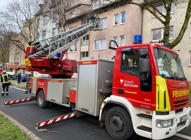FW-BO: Kellerbrand an der Bessemerstraße - Feuerwehr rettet fünf Personen über Drehleiter