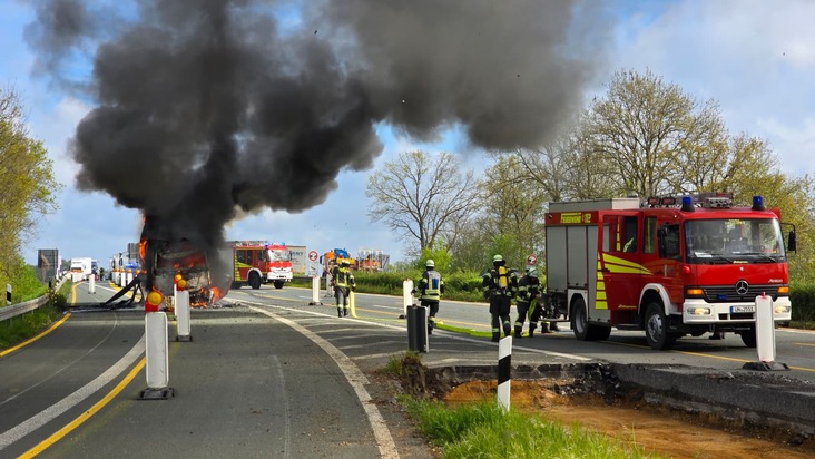 FW-WRN: LKW in Vollbrand auf der Autobahn 1