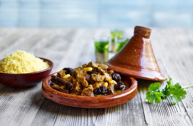 Lamm. Das musst du probieren: Herbstlich-orientalisch! Köstliches Schmorgericht mit Lammfleisch: Lamm-Tajine mit Pflaumen und Mandeln