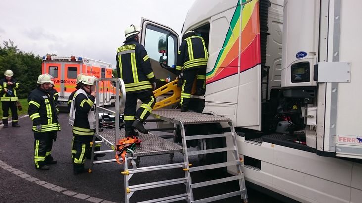 FW-WRN: Schwergewichtigen Patienten aus LKW gerettet