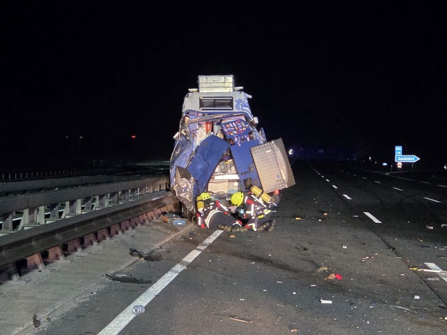 FW-ROW: N&auml;chtlicher Feuerwehreinsatz sorgt f&uuml;r Vollsperrung der Autobahn A1 H&ouml;he Grundbergsee