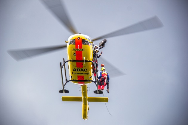 ADAC Luftrettung aus Straubing trainiert mit Winde