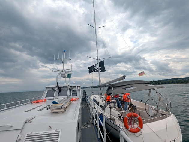 HZA-SI: Bodenseepiraten in Seenot - Zoll hilft / Zollboot schleppt manövrierunfähige Segeljacht in tiefere Gewässer