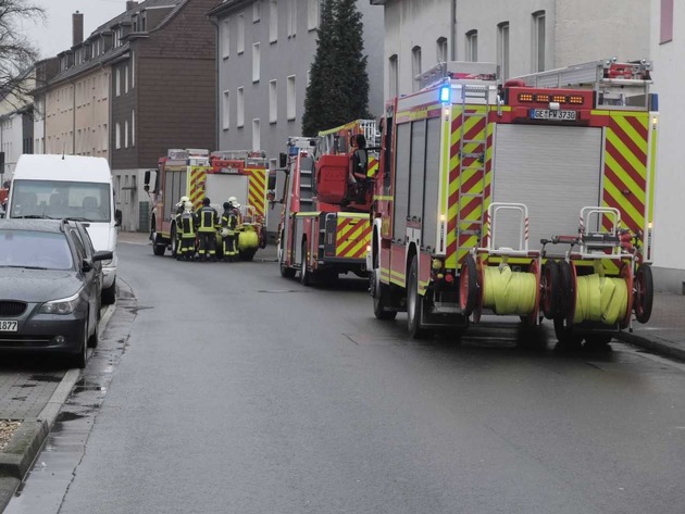 FW-GE: Explosionsgefahr nach Gasaustritt in Gelsenkirchen Schalke. - Gasleitung wird bei Erdarbeiten vom Bagger beschädigt.