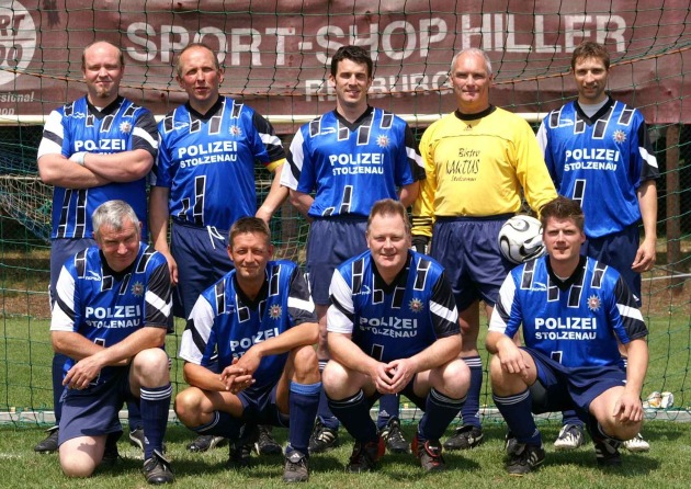 POL-NI: Fußballer des Polizeikommissariates Stolzenau verteidigen den Pokal