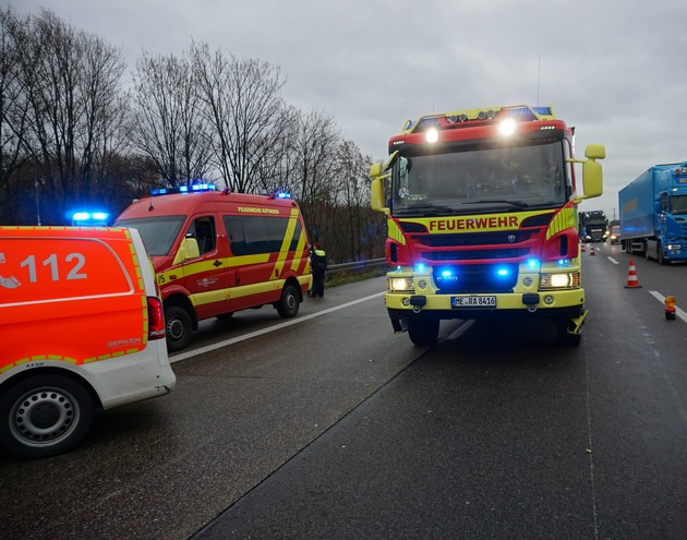 FW Ratingen: Schwerer Auffahrunfall auf der Autobahn - Vier Personen ins Krankenhaus