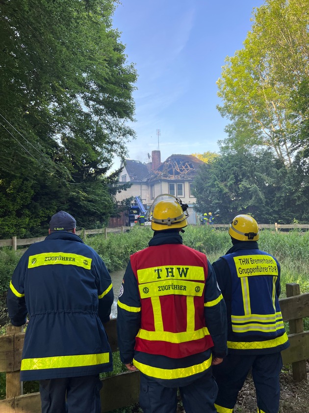 FW Bremerhaven: Bootshaus Speckenbüttel brennt - Einsatzkräfte der Feuerwehr und Hilfsorganisationen im Einsatz