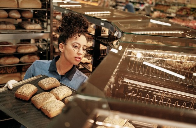 Lidl lohnt sich: Preisoffensive im Backwaren-Sortiment / Buttercroissant, Bauernbaguette, Weltmeisterbrötchen und Apfeltasche dauerhaft um bis zu 13 Prozent günstiger