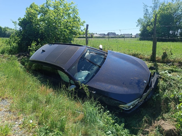 POL-STD: BMW-Fahrer kommt alkoholisiert von der Bundesstraße ab und überschlägt sich mit seinem Fahrzeug