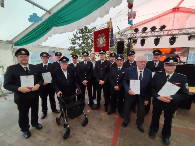 FW-KLE: Fest bei der Feuerwehr: Bürgermeister Stephan Reinders verleiht Ehrenzeichen