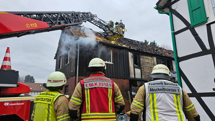 FW Burscheid: Fachwerkhaus bei Brand zerstört