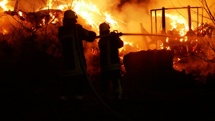 FW Celle: Scheunenbrand in Hustedt - Asbest und schwierige Wasserversorgung erschweren Löschmaßnahmen