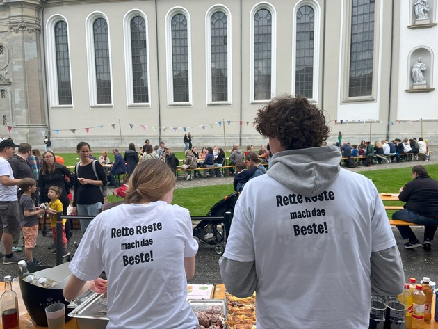 20 Orte feiern Festessen aus geretteten Lebensmitteln