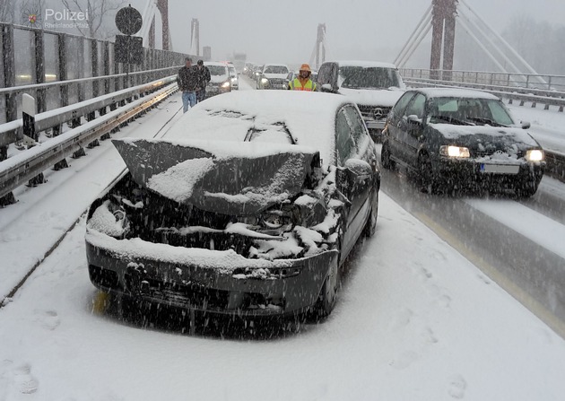 POL-PPWP: Überraschender Wintereinbruch macht Autofahrern zu schaffen