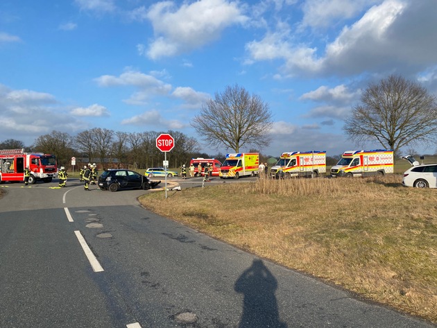 POL-STD: Sieben Verletzte bei Vorfahrtsunfall in Buxtehude-Ovelgönne