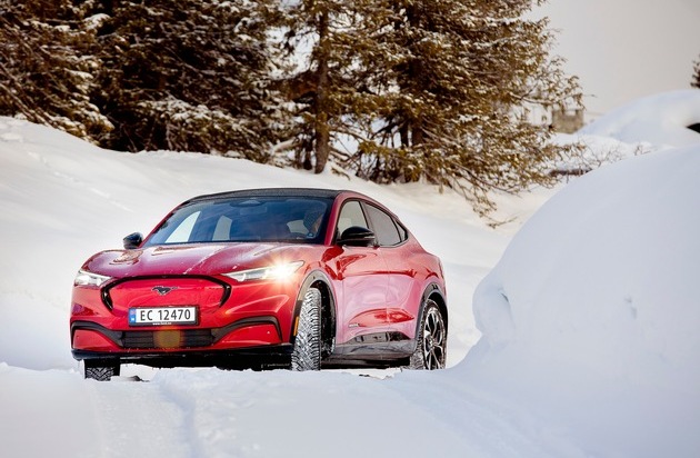 Ford-Werke GmbH: Mit dem Mustang Mach-E durch den Winter: Tipps für das Laden und Fahren in der kalten Jahreszeit