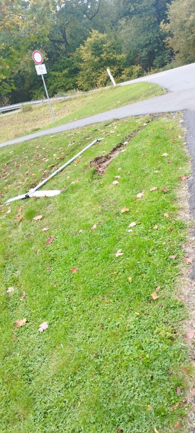 POL-PDTR: Gedenkstätte Hinzert - Schild am Radweg umgefahren und abgehauen