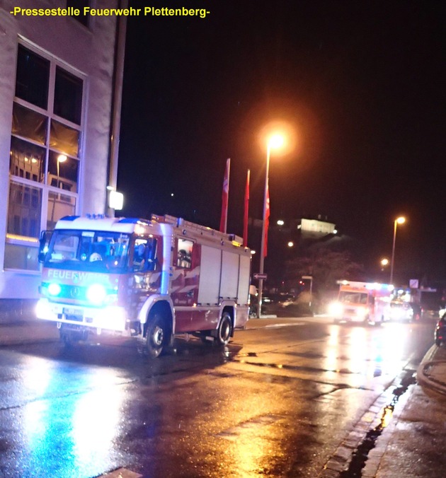 FW-PL: OT-Stadtmitte. Brandverdacht in Mehrfamilienwohnhaus ruft Feuerwehr auf den Plan. Alarm in guter Absicht durch Feuerschein eines Ethanolkaminofens