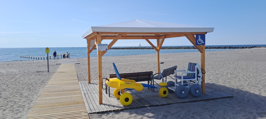 Der Tourismus-Service Fehmarn schafft einen barrierefreien Bereich mit Pavillon am Südstrand in Burgtiefe