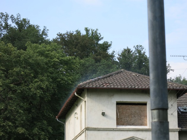 FW-AR: Rauchentwicklung in leerstehendem Gebäude in Bruchhausen